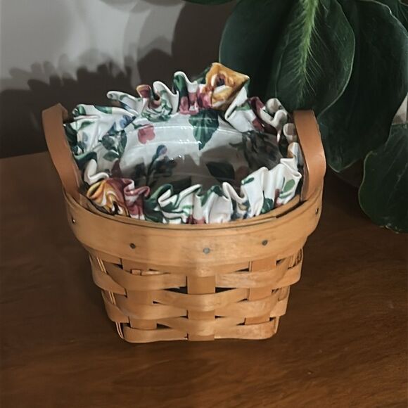 Longaberger 1995 Vintage Woven Basket with Floral Liner and Leather Handles - Picture 1 of 5